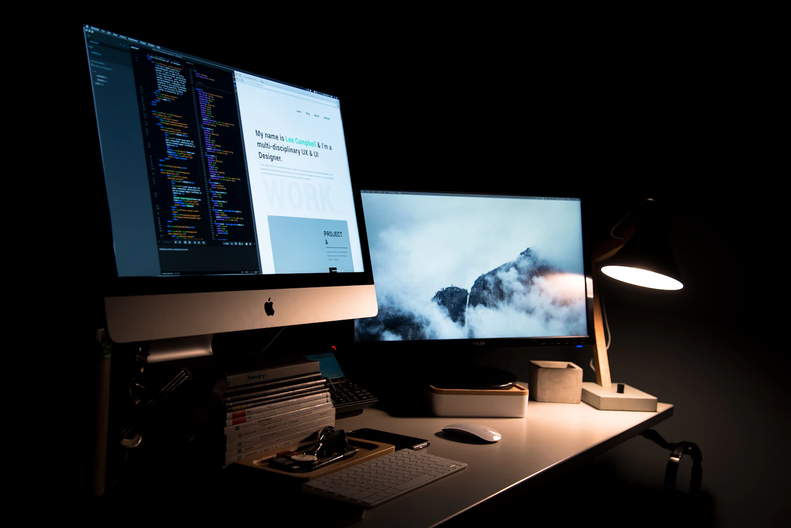 Arbeitsplatz mit Webdesign auf zwei Bildschirmen